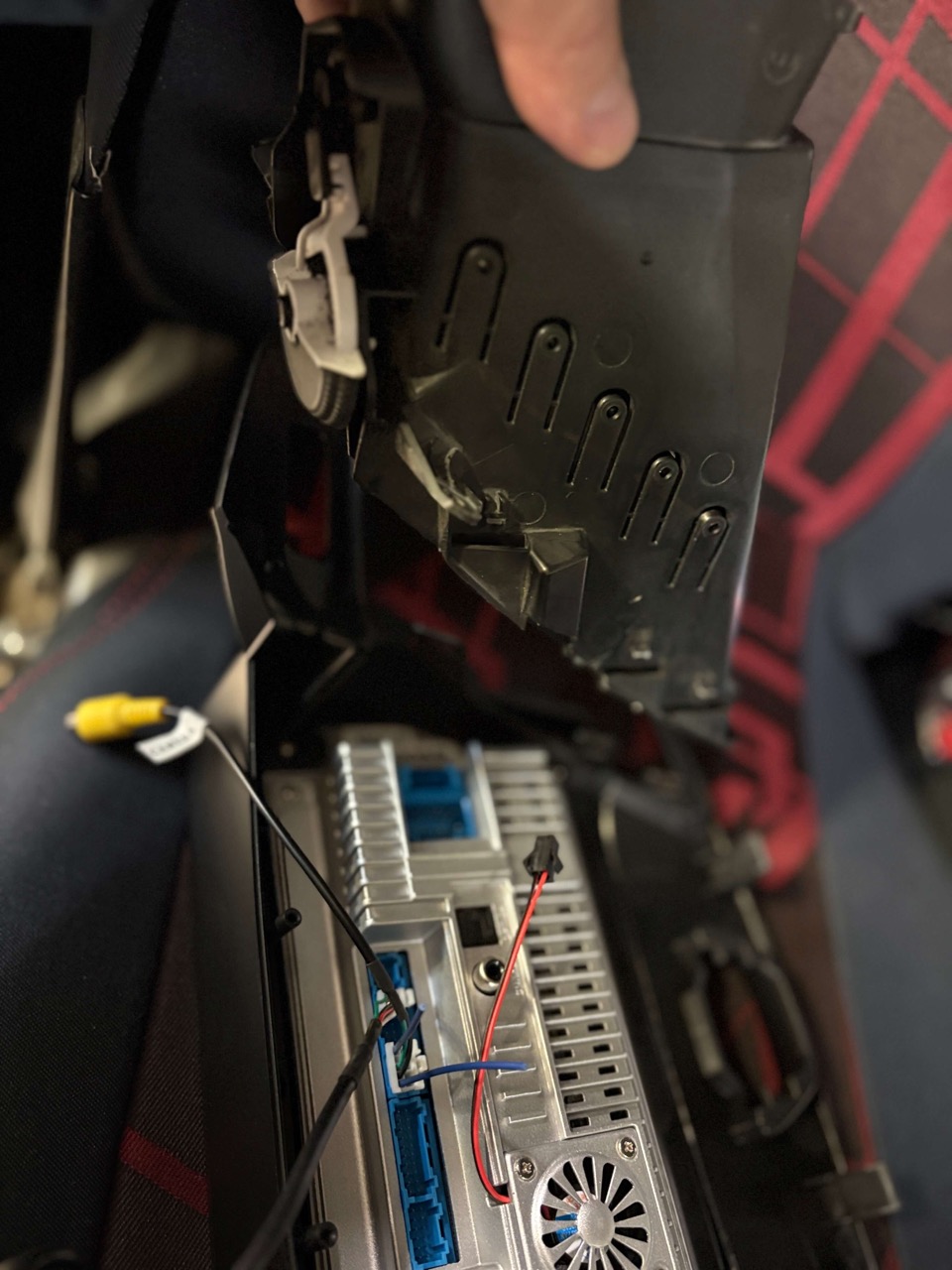 Zadní strana rámečku autorádia Ford Transit Custom